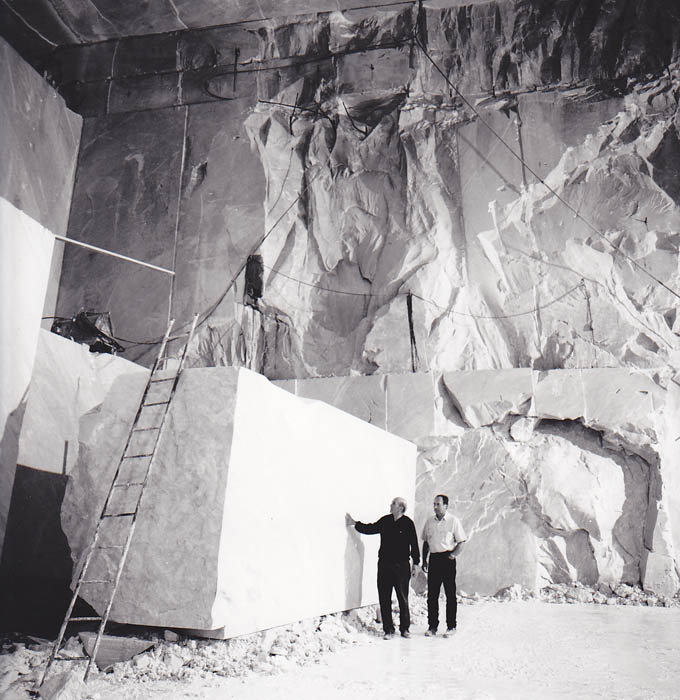 2004- L'artista Romano Cosci e Franco Cervietti sulla cava Galleria Ravaccione per la scelta del blocco di ton. 70 da utilizzare per la realizzazione della statua Jos�maria Escriva h. 5,25 mt.