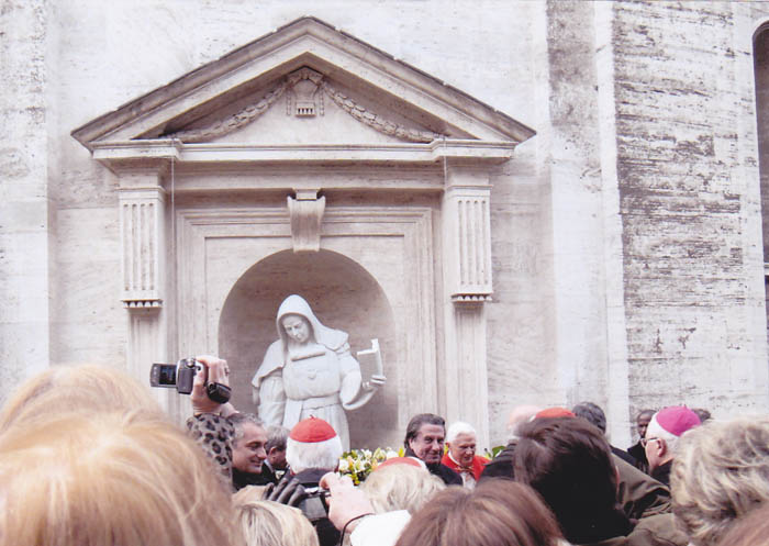 2010-Benedizione di San Benedetto XVI della statua Sta Raphaela Maria, posta nella nicchia in Vaticano a Roma. Opera dell'artista Marco Augusto duenas- Scultura h. cm 538 realizzata da un blocco di 63 tonnellate
