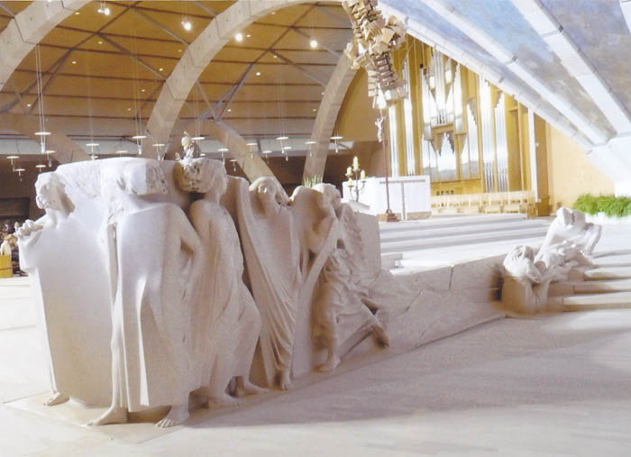 2004- Ambone di Vangi Giuliano in pietra garganica (Trani) 8 mt x 2 mt h. sul tema Maria di Magdala collocata nella nuova chieda di San Giovanni Rotondo realizzata dall'architetto Renzo Piano